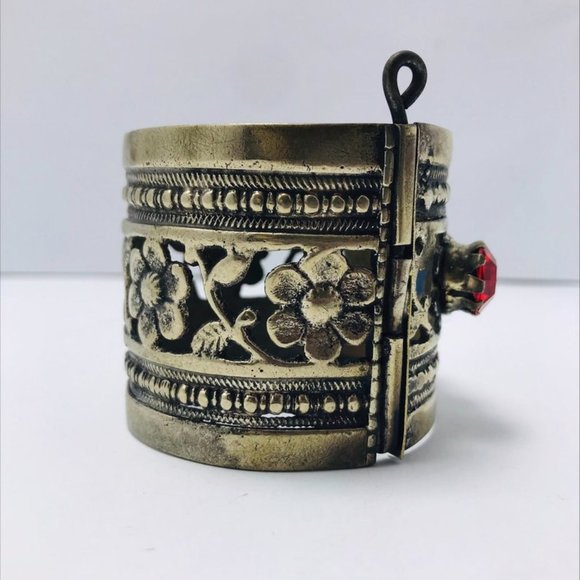 Single Red and Blue Glass Stone Cuff Bracelet, Nomadic Bracelet, Vintage Cuff - Picture 3 of 10